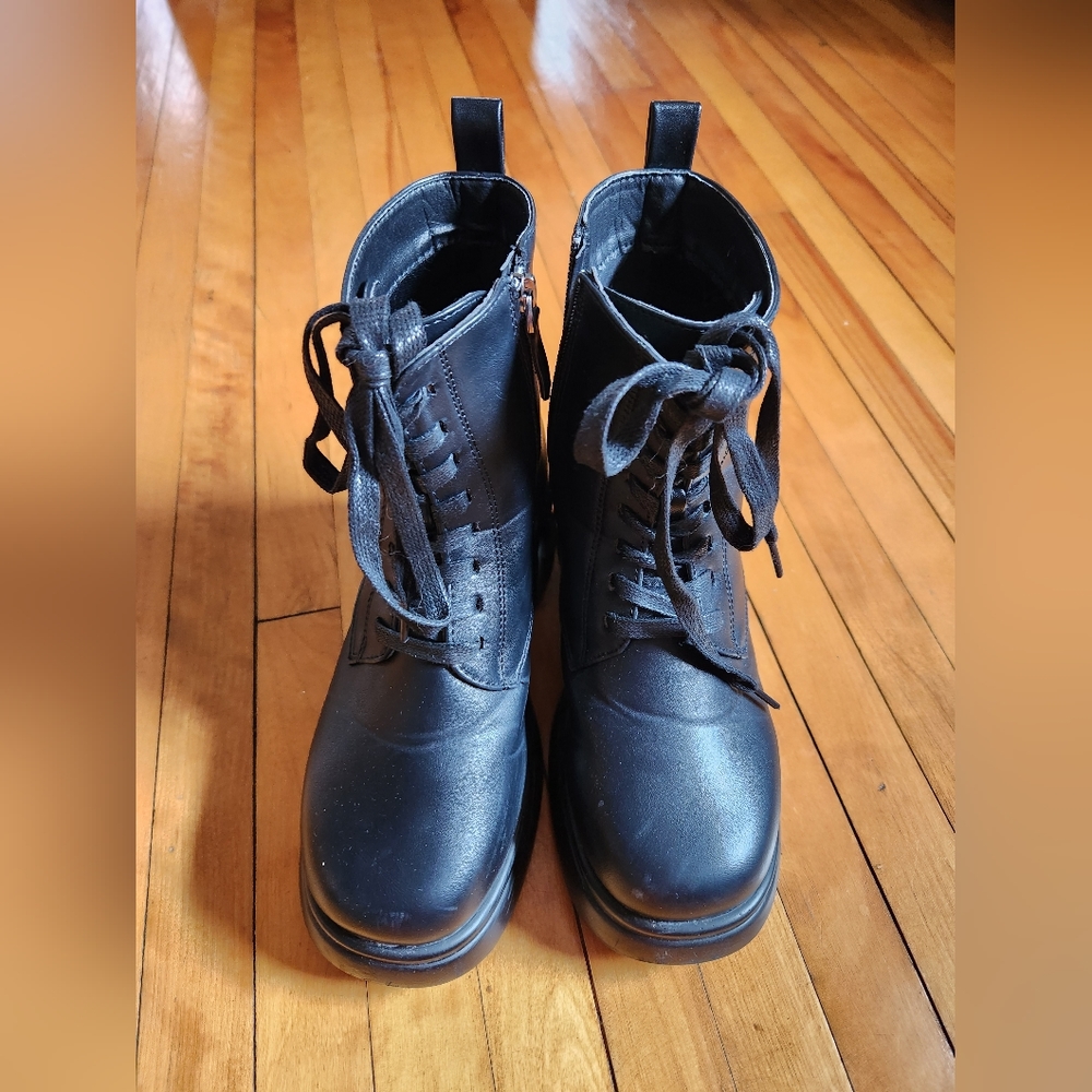 Ardene black chunky lug boots in size 6
